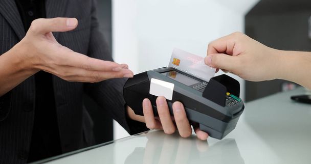 Weibliche Zahlung mit Kreditkarte über Terminal. - Foto, Bild