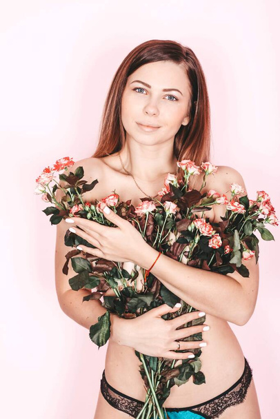 sweet, tender. sexy woman with roses on a light background - Fotografie, Obrázek