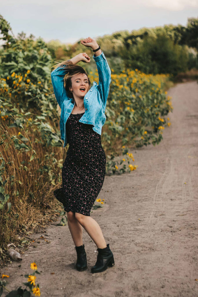girl in retro style. old dress, style and hairstyle. curly hair, bright makeup. - Valokuva, kuva
