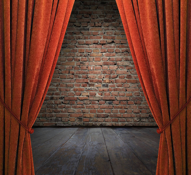 viejo interior con cortinas rojas, pared de ladrillo - Foto, Imagen