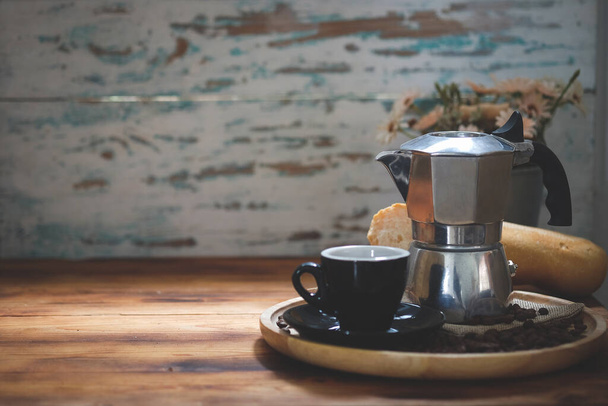 Kaffeetasse und Mokkakanne Kaffeemaschine auf Holztisch. - Foto, Bild