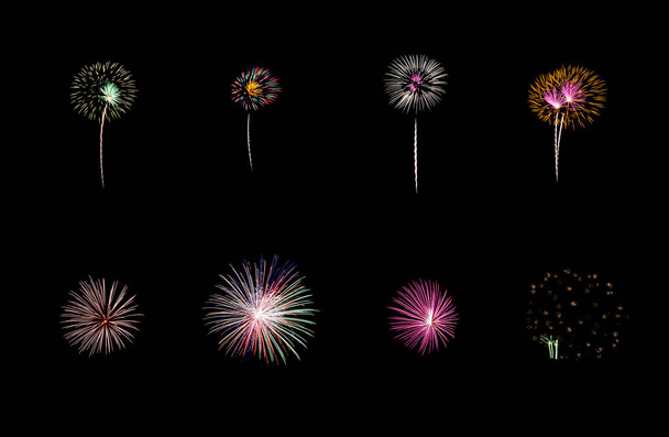 夜空に爆発するカラフルなお祝いの8つの花火のコレクションは、黒の背景に隔離された - 写真・画像