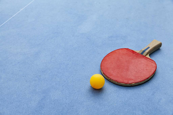 Близько - до порожнього синього дерев'яного настільного тенісу або пінг-понг столу без гравців
 - Фото, зображення