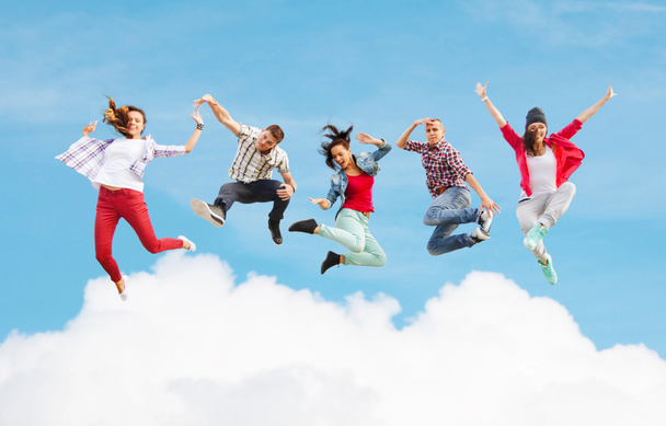 Groupe d'adolescents sautant
 - Photo, image