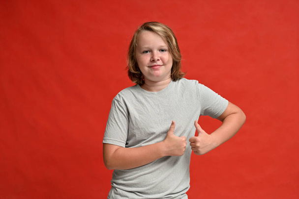 high resolution photo guy shows ok with smile on red background - Foto, Bild