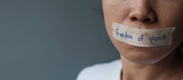 femme avec bouche scellée dans un ruban adhésif avec message de liberté d'expression, liberté de la presse, droits de l'homme, dictature contestataire, démocratie, liberté, égalité et fraternité concepts - Photo, image