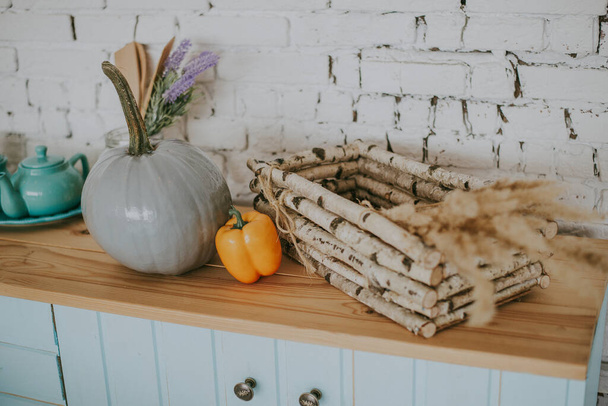 herfstdecoraties voor de keuken. grijze pompoen op houten ondergrond - Foto, afbeelding