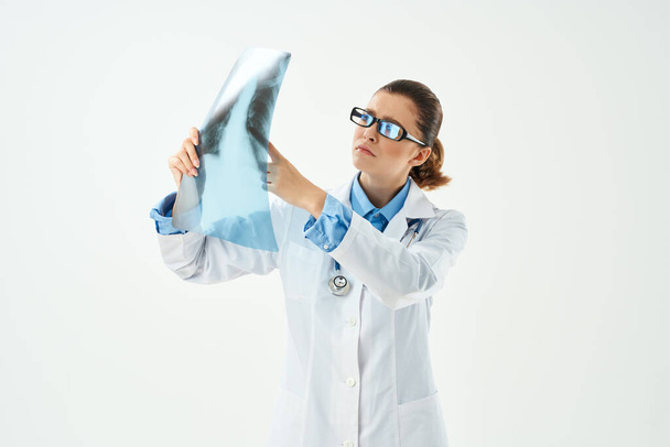 kobieta radiolog w płaszczu laboratoryjnym patrząc na rentgen diagnostyki szpitala - Zdjęcie, obraz