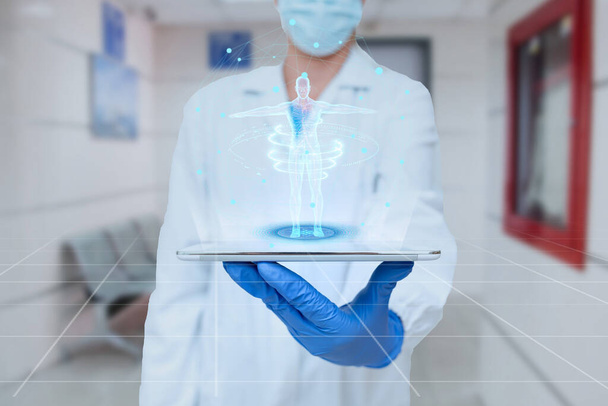 Dottore in uniforme in piedi Holding Tablet e virtualmente digitando con penna. Nurse Carrying Pad Digitando e visualizzando nuove tecnologie mediche futuristiche. - Foto, immagini
