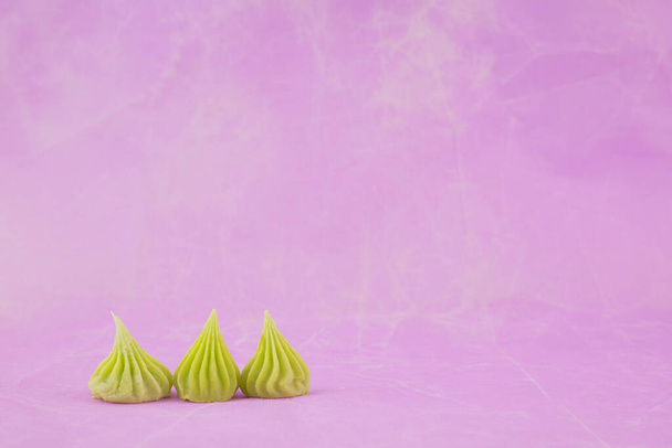 Зелений солодкий тайський десерт на фіолетовій сцені. Протилежні колірні пари дають відчуття контрастності. Тайський десерт називається Alua.free space for text - Фото, зображення