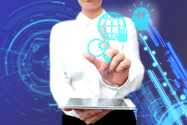 Lady in uniform staande staande tablet in de hand drukken Virtual Globe knop. Zakelijke vrouw die Tab Poining draagt voor nieuwe futuristische technologieën. - Foto, afbeelding