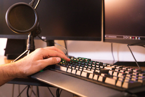 Professionele gamer spelen van online games toernooien pc computer. Cyberkampioenschap. - Foto, afbeelding