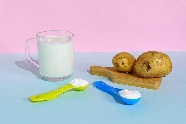 Сухое веганское молоко. Картофельное молоко крупным планом Селективный фокус - Фото, изображение