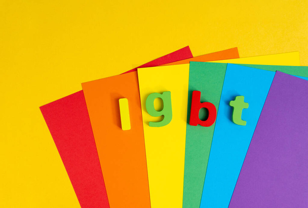 LGBT 、 LGBTの旗にラブレター。レズビアンゲイバイセクシャル性転換。人権と寛容. - 写真・画像