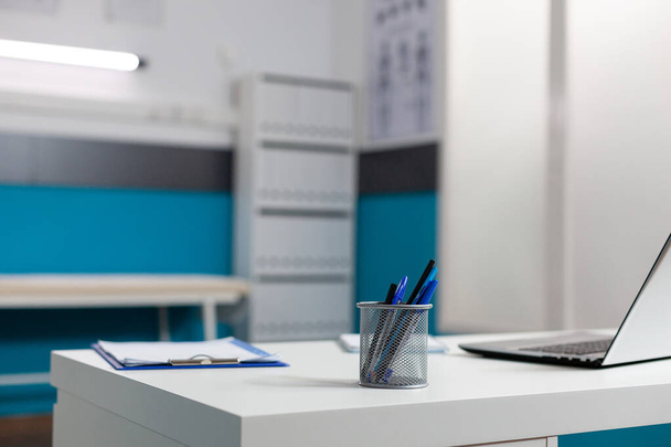 Gros plan du bureau blanc dans le bureau vide des médecins à la clinique - Photo, image