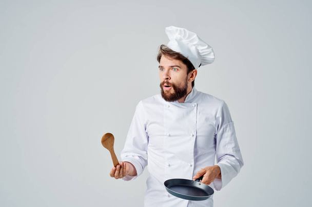 professionele chef met koekenpan in handen - Foto, afbeelding