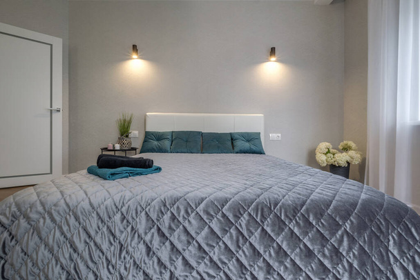 Interior of the modern luxure bedroom in studio apartments in light color style - Φωτογραφία, εικόνα
