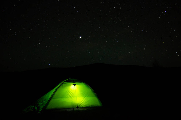Όμορφο νυχτερινό τοπίο, διακοπές με μια σκηνή στα Καρπάθια βουνά - Φωτογραφία, εικόνα