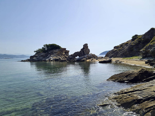 Griekenland, rotsformatie op de kaap in Nea Iraklitsa aan de Egeïsche Zee - Foto, afbeelding