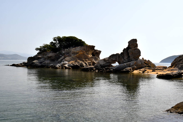 Griekenland, rotsformatie op de kaap in Nea Iraklitsa aan de Egeïsche Zee - Foto, afbeelding