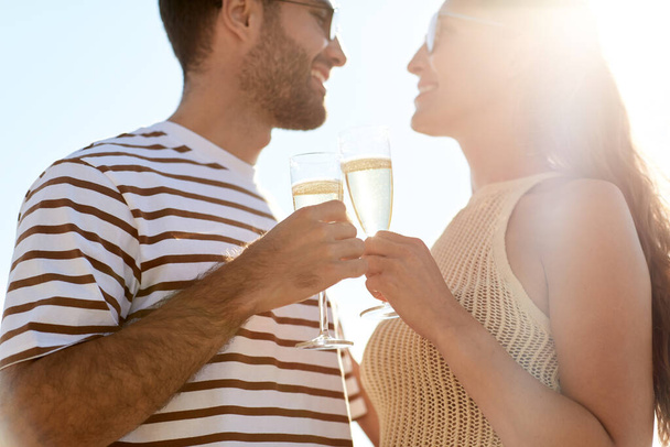 happy couple drinking champagne on summer beach - Fotoğraf, Görsel