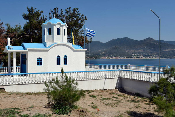 Görögország, ortodox kápolna Iraklitsában a Földközi-tengeren - Fotó, kép