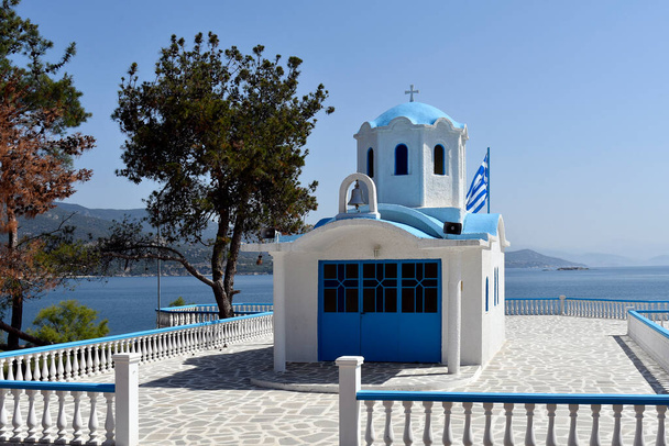 Греция, православная часовня в Ираклице на Средиземном море - Фото, изображение