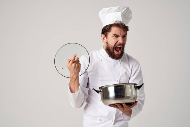 chef con una cacerola en la mano en el restaurante  - Foto, Imagen