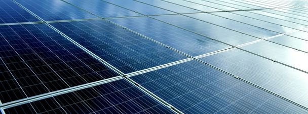 Nahaufnahme Photovoltaik-Paneele, die auf dem Dach des Gebäudes installiert wurden, Konzept zur Speicherung und Nutzung natürlicher Energie aus dem Sonnenlicht, um die menschliche Umwelt auf der ganzen Welt zu schonen. - Foto, Bild
