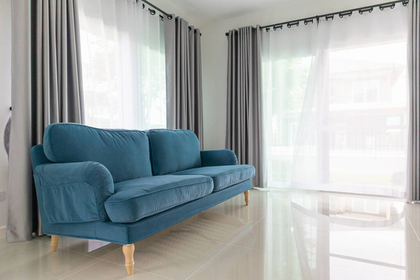 Kék kanapé a nappaliban belső tér háttér - Fotó, kép