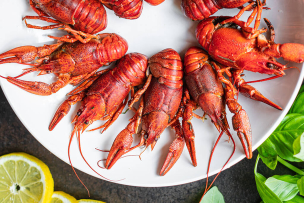 ザリガニ新鮮なゆでた甲殻類テーブルの上で食事のスナックを食べる準備ができてコピースペースの食品の背景素朴な。トップビュー - 写真・画像