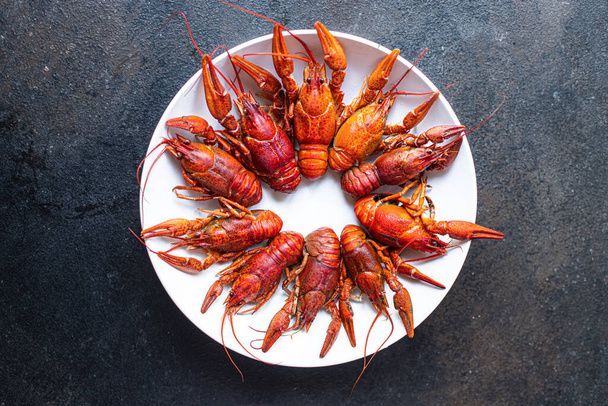 crustáceos recién hervidos de cangrejo listos para comer bocadillos de comida en la mesa copiar espacio comida rústica. vista superior - Foto, Imagen