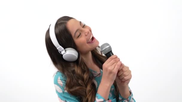 realización creativa de la adolescente en la educación musical escuchar y cantar en los auriculares, escuela vocal. - Metraje, vídeo
