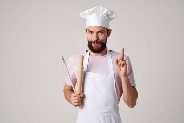 chef masculino en cocina de delantal, Profesional. Foto de alta calidad - Foto, imagen
