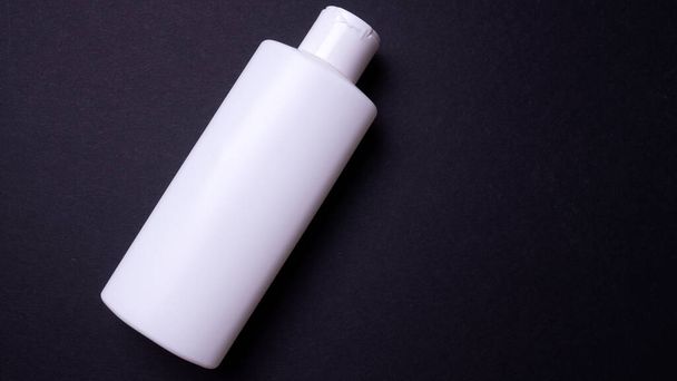 szampon lub odżywka do włosów butelka izolowana na czarnym tle - Zdjęcie, obraz