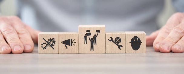 ストライキコンセプトのシンボルを持つ木製のブロック - 写真・画像