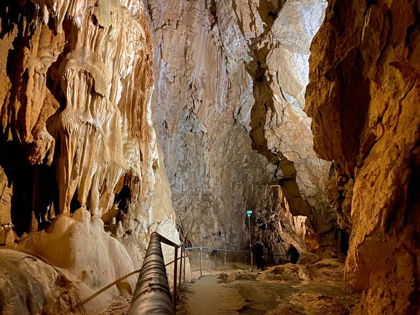 Gorski kotar bölgesindeki Turist Lokvarka mağarası - Lokve, Hırvatistan (Turisticka spilja Lokvarka u regiji Gorski kotar - Lokve, Hrvatska) - Fotoğraf, Görsel