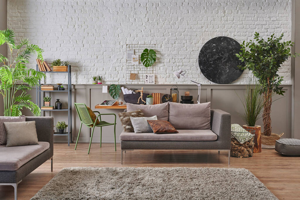 Decoração de travesseiro de sofá cinza moderno no quarto, fundo de mesa de madeira com ornamento em casa e estilo estante, parede clássica marrom tijolo branco, mármore preto. - Foto, Imagem