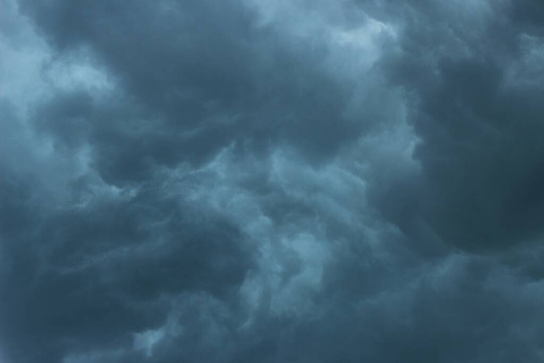 Terribles nubes de tormenta gris como durante la lluvia o la tormenta - Foto, imagen