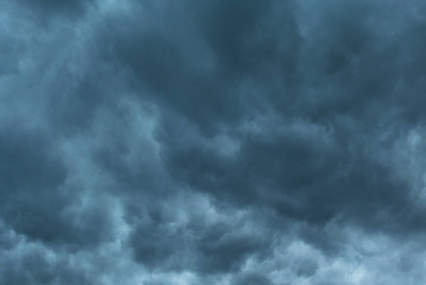 Жахливі сірі штормові хмари, як під час дощу або шторму
 - Фото, зображення