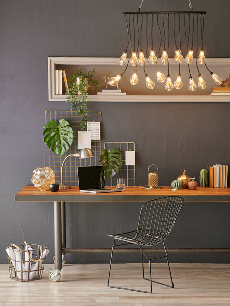 Dekorativní kancelářský rohový styl s lampou a dřevěným stolem, knižní ornament objekt styl. - Fotografie, Obrázek