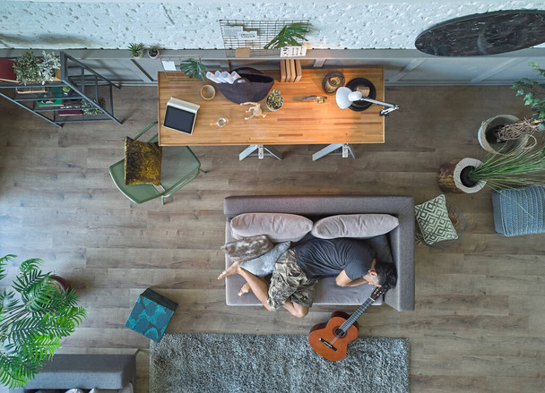Der Mensch lebt zu Hause Konzept mit Sofa und Tisch Stil, er schläft, oben Schießen, Haus Konzept. - Foto, Bild