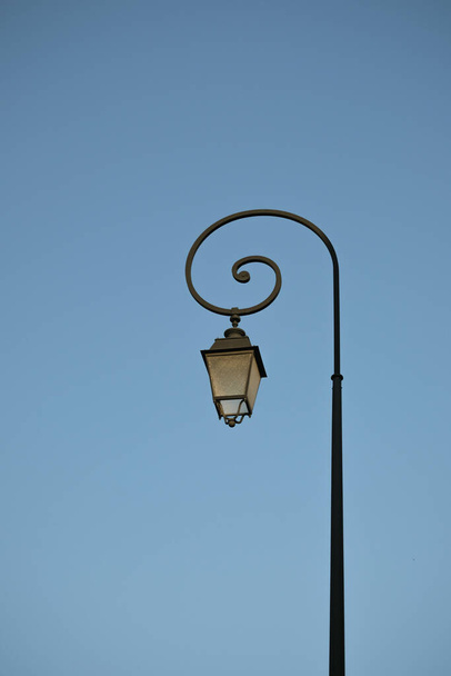 régi lámpaoszlop a kék ég hátterében - Fotó, kép