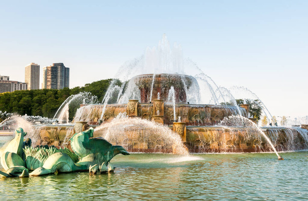Buckingham Memorial Fountain dans le centre de Grant Park et Chicago skyline sur fond, Illinois, États-Unis
 - Photo, image