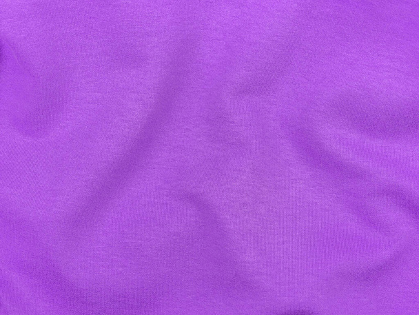 Tejido de jersey púrpura mate textura vista superior. Ropa de punto violeta fondo satinado. Moda color ropa femenina tendencia. Fondo de blog femenino diseño de signos de texto. Lila abstracto fondo de pantalla textil superficie. - Foto, imagen