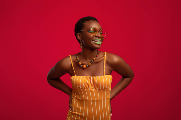 Joyful black woman wearing nice summer outfit and stylish sunglasses - Foto, Imagem