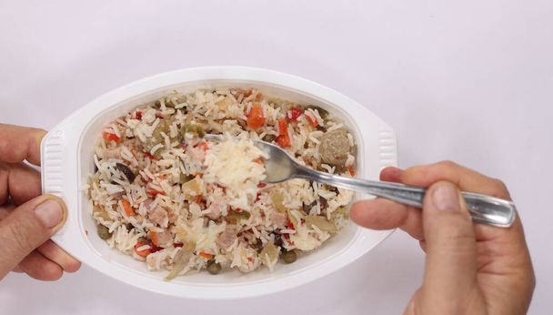 salade de riz froid dans un plateau alimentaire préemballé - Photo, image
