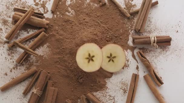 φυσικά φρούτα Μήλο Μάρκες πετούν με κανέλα δημιουργική εμπορική σύνθεση - Πλάνα, βίντεο