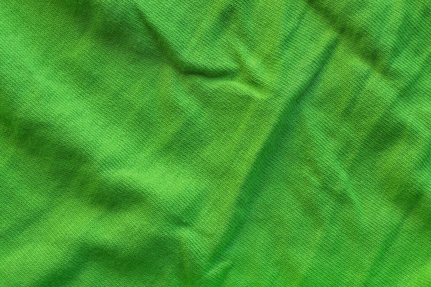 фон зеленый морщинистый ткани с складками - Фото, изображение