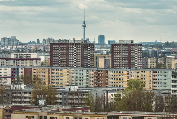 Häusermeer, Teil einer Siedlung in Berlin-Marzahn mit Fernsehturm - Foto, Bild